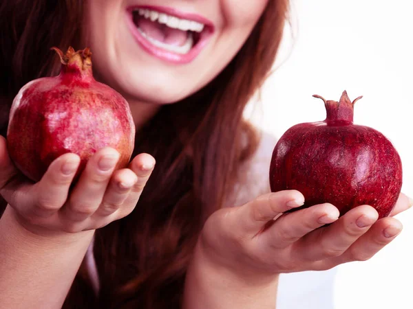 Vrouw Vrolijk Brunette Meisje Met Granaatappel Fruit Handen Wit Gezond — Stockfoto