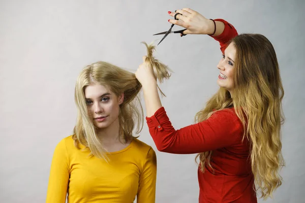 Acconciatura Taglio Capelli Giovane Barbiere Femminile Possesso Forbici Strumento Pronto — Foto Stock