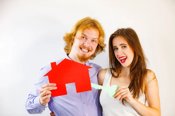 Lachend Jong Stel Houdt Papier Huis Met Sleutel Man Vrouw — Stockfoto