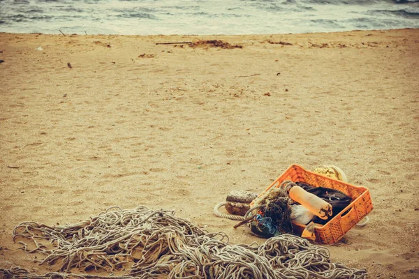 砂のビーチ古い釣りロープネットとタックル — ストック写真