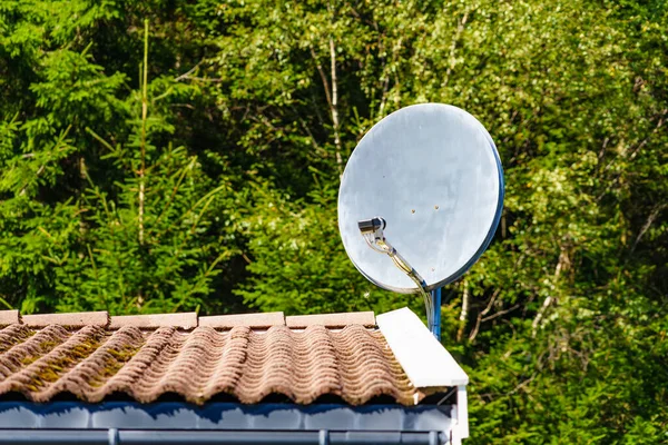 Satellietschotel Het Dak Van Het Huis Aansluiting — Stockfoto