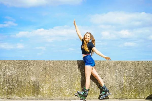 Młoda Kobieta Łyżwach Świeżym Powietrzu Modne Fit Girl Zabawy Słoneczny — Zdjęcie stockowe