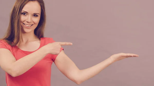 Feliz Bastante Positiva Joven Mujer Vistiendo Camiseta Roja Que Tiene — Foto de Stock