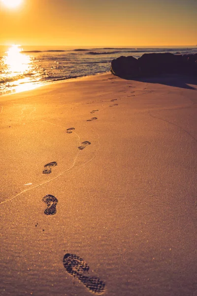 Goldener Sonnenuntergang Über Dem Meer Und Fußabdrücke Sand — Stockfoto
