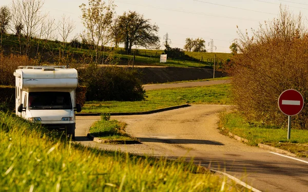 Kamp Arabası Eğlence Aracı Yol Kenarında Park Yeri Var Tatiller — Stok fotoğraf