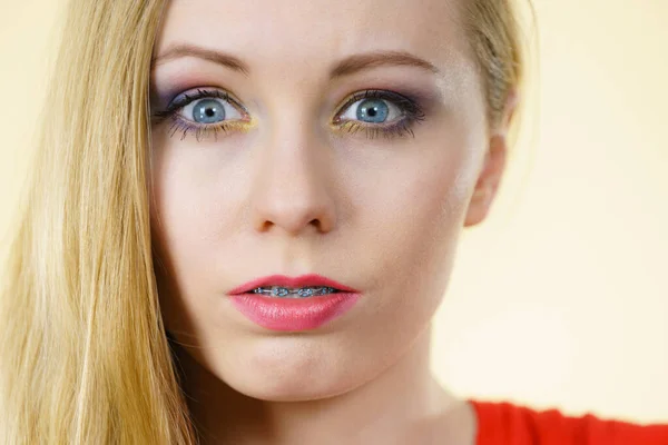 Young Woman Having Serious Face Expression Beautiful Colorful Makeup Eyes — Stock Photo, Image