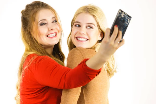 Dos Mujeres Alegres Tomando Foto Selfie Usando Smartphone Mujeres Divirtiéndose — Foto de Stock