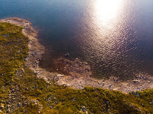 Letecký Pohled Čistá Modrá Tarnská Voda Kamenitým Skalnatým Břehem Norská — Stock fotografie