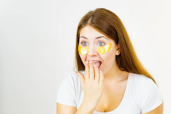 Mujer Feliz Sorprendida Con Manchas Colágeno Dorado Bajo Los Ojos —  Fotos de Stock