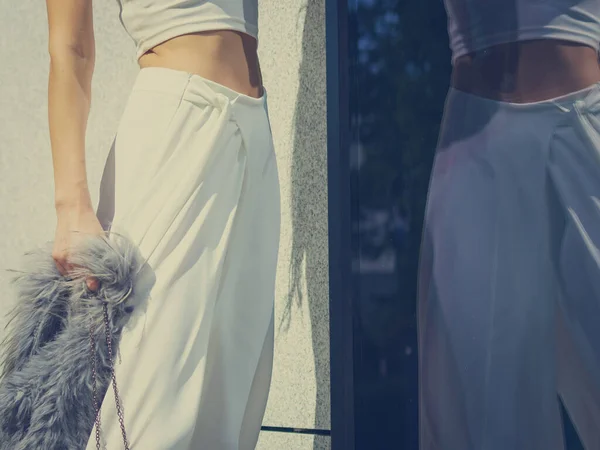 ファッショナブルな都市の服を提示エレガントな認識できない女性 白い作物の上 ズボンのキュロットと毛皮 — ストック写真