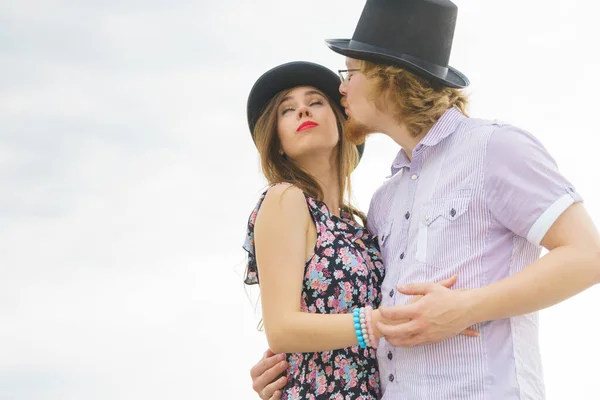 Eski Moda Komik Çift Erkek Kadın Fötr Şapka Takarak Romantik — Stok fotoğraf