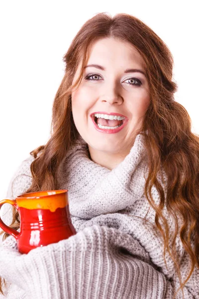 穿着暖和衣服的女人 灰色毛衣 手里拿着漂亮的红色杯子 里面装着温暖的饮料 茶或咖啡 与白色隔离 — 图库照片
