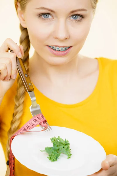 Joyeux Jeune Femme Souriante Sur Point Manger Laitue Tenant Plaque — Photo