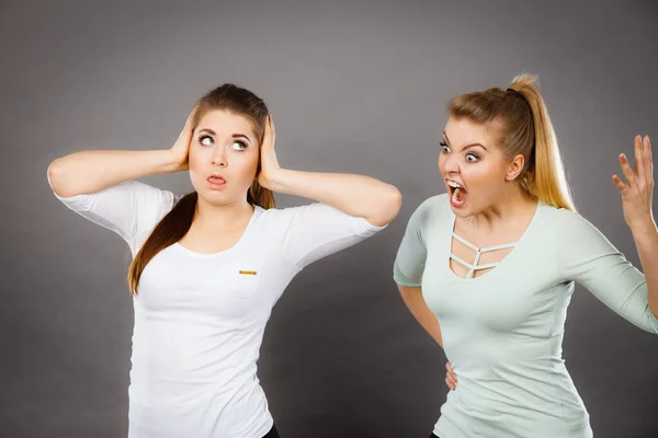 Δύο Γυναίκες Τσακώνονται Για Θυμώσουν Μεταξύ Τους Γυναικεία Αφήγηση Άγνοια — Φωτογραφία Αρχείου