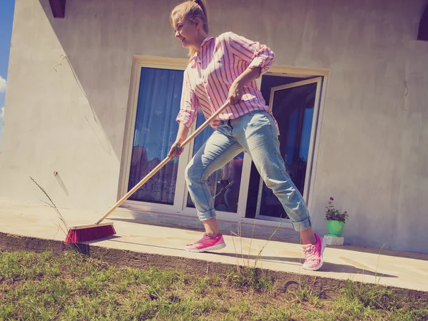 Γυναίκα Ενήλικας Νεαρή Γυναίκα Χρησιμοποιώντας Μεγάλη Σκούπα Για Καθαρίσει Αυλή — Φωτογραφία Αρχείου