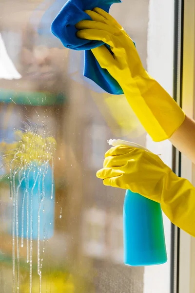 Weibliche Hand Gelben Handschuhen Putzt Fensterscheibe Mit Lappen Und Sprühwaschmittel — Stockfoto