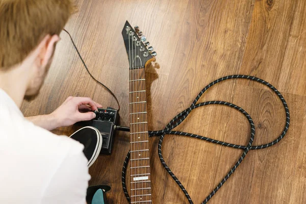 Man Met Muziekinstrument Het Opzetten Van Gitaar Audio Stomp Box — Stockfoto