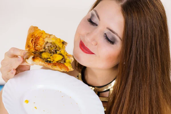 Jovem Mulher Comendo Fatia Pizza Fresca Quente Deliciosa Refeição Fast — Fotografia de Stock