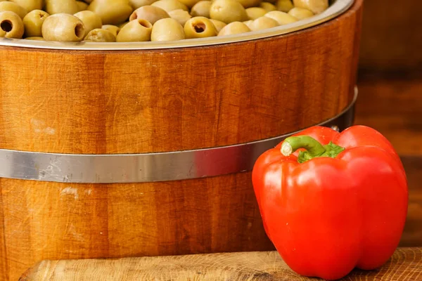 Oliven Und Paprika Zum Verkauf Auf Dem Lebensmittelmarkt Freien — Stockfoto