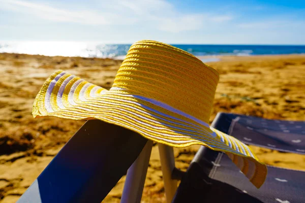 夏天和假日 在海滨休息 沙滩海滨的椅子和黄色草帽 — 图库照片