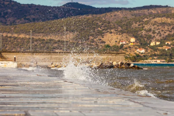 Mořská Voda Šplouchající Okraje Mola Hráze Pobřežním Městě Řecko — Stock fotografie