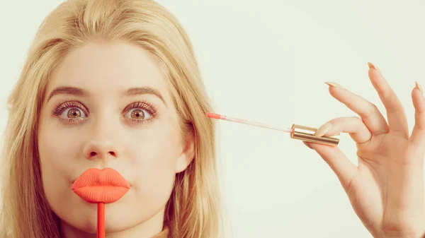 Young Adult Woman Applying Lipstick Lip Gloss Getting Her Make — Stock Photo, Image