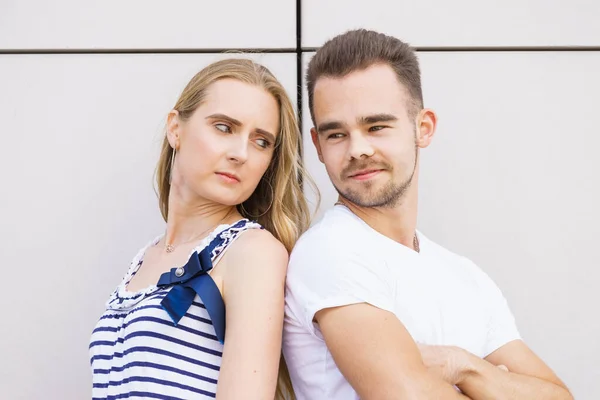 Datum Liefde Concept Jonge Vrouw Man Staan Achter Elkaar Buitenportret — Stockfoto