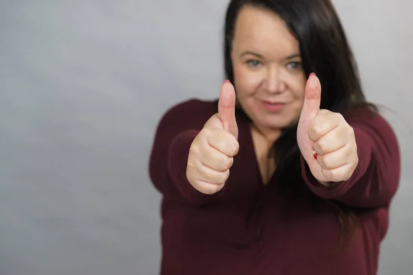 Adulto Feliz Mujer Grande Haciendo Gesto Pulgar Hacia Arriba Mostrando — Foto de Stock