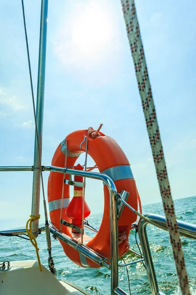 在帆船上抢救红色救生圈救生环 夏天的游艇 — 图库照片