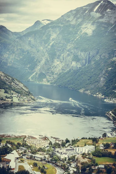旅游度假和旅行 挪威斯堪的那维亚的Geirangerfjord和绿山风景迷人的景色 — 图库照片