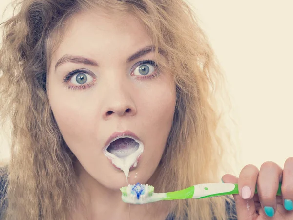 Mulher Escovando Dentes Limpeza Menina Chocada Com Escova Dentes Higiene — Fotografia de Stock