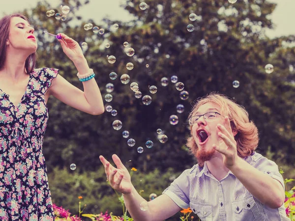 Concepto Felicidad Despreocupación Mujer Joven Hombre Que Divierten Soplando Burbujas —  Fotos de Stock