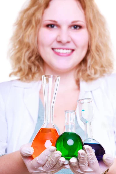 科学と教育 学校の研究室の科学者 多くの化学ビーカーを持つ女の子 フラスコ付きの学生 生物学実験 サンプル式 化学研究成果 — ストック写真