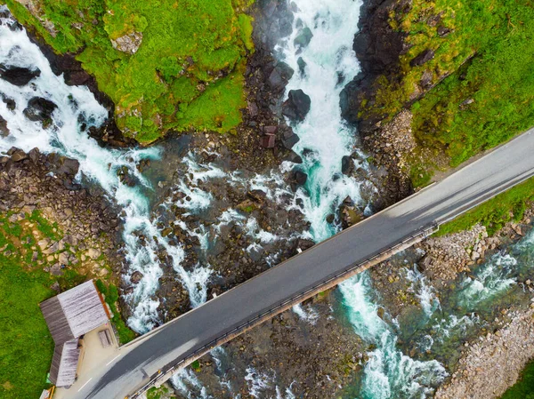 挪威的风景 挪威Odda Hordaland的瀑布Latefoss Latefossen与石拱桥公路 国家旅游局13号公路 自上而下的观点 — 图库照片