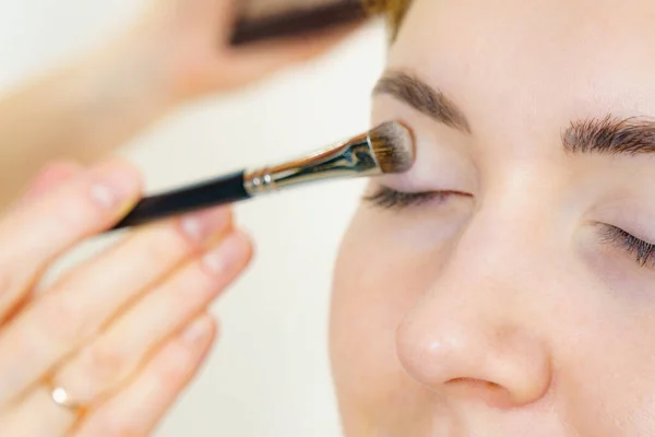 Pintura Facial Maquillaje Artista Aplicando Sombras Ojo Modelo Procedimientos Cosméticos — Foto de Stock