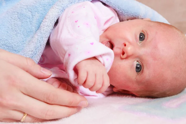 Concepto Inocencia Infantil Pequeño Bebé Recién Nacido Adorable Acostado Cama —  Fotos de Stock