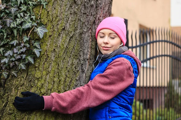 Woman Wearing Sportswear Giving Hug Embracing Tree Trunk Being Love — Stock Photo, Image