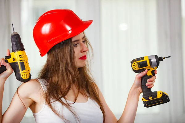 Junge Frau Benutzt Bohrmaschine Und Schraubenzieher Für Die Arbeit Hause — Stockfoto