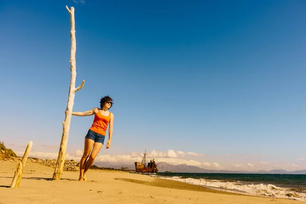 Seyahat Özgürlüğü Yaz Tatilinin Tadını Çıkaran Olgun Bir Turist Kadın — Stok fotoğraf