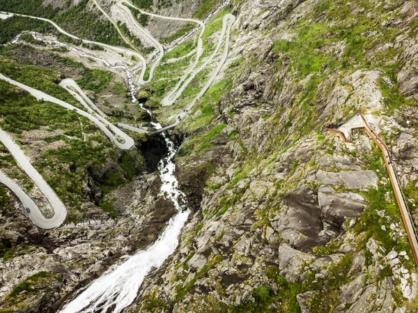 空中风景 挪威欧洲的特洛尔斯蒂根 Troll Path Trollstigen 或特洛尔斯蒂文绕行风景秀丽的山路 设有观景台 国家旅游路线 — 图库照片
