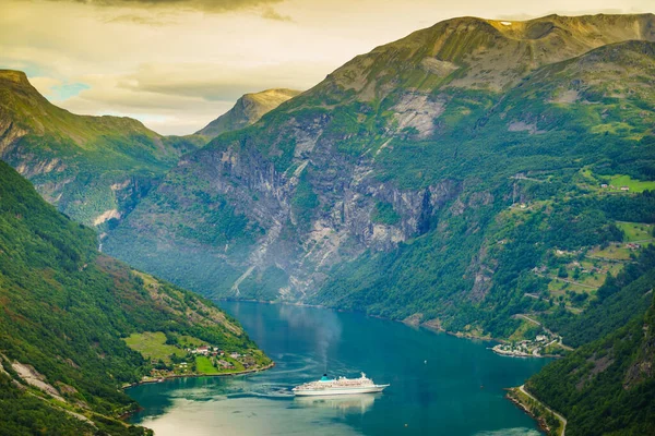 Fiorde Geirangerfjord Com Navio Cruzeiro Vista Ponto Vista Flydasjuvet Noruega — Fotografia de Stock