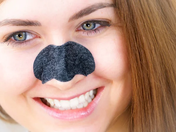Γυναίκα Που Εφαρμόζει Λωρίδες Καθαρισμού Στη Μύτη Χρησιμοποιώντας Υφασμάτινη Μάσκα — Φωτογραφία Αρχείου