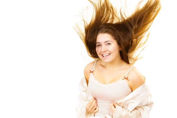 Çamaşırı Giyen Makyajsız Uzun Kahverengi Saçlı Genç Bir Kadın Doğal — Stok fotoğraf