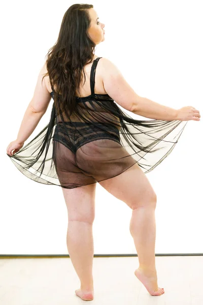 Volwassen Vrouw Draagt Sensuele Zwarte Tuniek Nachtkleding Satijn Slaapkledij Lingerie — Stockfoto