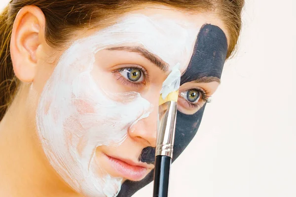 Vrouw Met Klei Carbo Zwart Masker Halve Gezicht Aanbrengen Van — Stockfoto