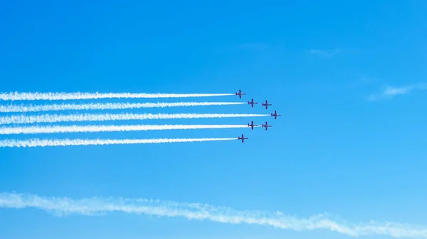 Vliegtuigen Vliegshow Aerobatic Team Voert Vlucht Uit Vliegshow Tekent Lijnen — Stockfoto