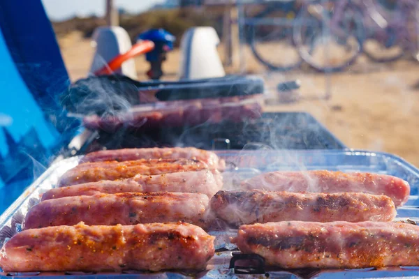 Zamknąć Pyszne Kiełbaski Lub Kiełbaski Grillu Gazowym Barbeque Mięso Obiad — Zdjęcie stockowe