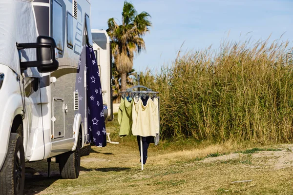 Kemping Plaży Koncepcja Przygody Ubrania Wiszące Wyschnięcia Stojaku Pranie Outdoor — Zdjęcie stockowe