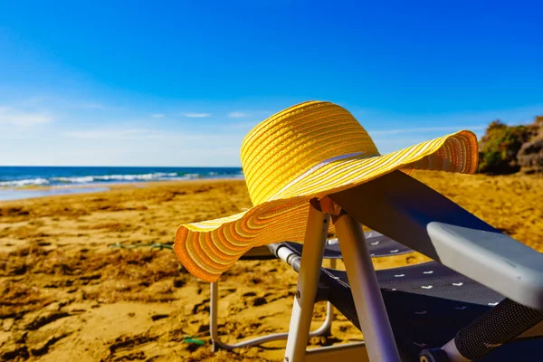 Sommer Und Urlaub Erholung Meer Stuhl Und Gelber Strohhut Sandstrand — Stockfoto