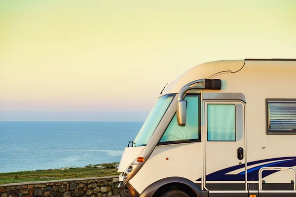 在西班牙地中海沿岸的商队娱乐车 在大自然上露营 度假和在流动家庭旅行 — 图库照片